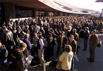 Miles de pasajeros de la compañía United Airlines tuvieron que aguardar varias horas fuera de la terminal.