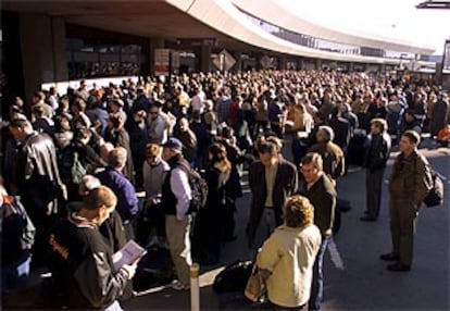 Miles de pasajeros de la compañía United Airlines tuvieron que aguardar varias horas fuera de la terminal.