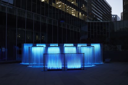 Cortinas metálicas e instalación lumínica de 'El mar en el interior de la ciudad', obra de Pol Valles, Anna María Canals, Laia Huguet y Edgar Domínguez.