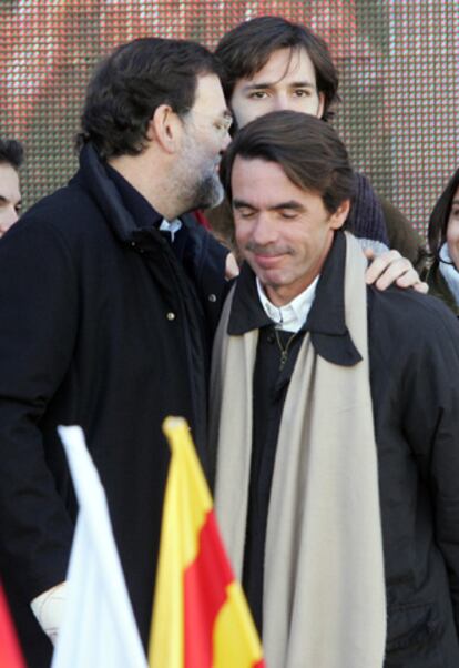 Mariano Rajoy y José María Aznar, en la tribuna de oradores.