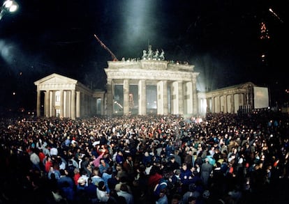 Así celebraron los berlineses la entrada del nuevo año el 1 de enero de 1990 en la puerta de Brandenburgo. Decenas de miles de personas se reunieron para ver los fuegos artificiales que marcaron la llegada de una nueva década. La reunificación de las dos Alemanias fue oficial el 3 de octubre de ese año, 11 meses después de la caída del Muro.