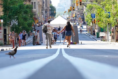 Varias personas pasean por el centro de la Via Laietana este domingo.
