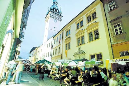 Terrazas en la calle de Radnicka, en el centro histórico de Brno, en las inmediaciones del Ayuntamiento.