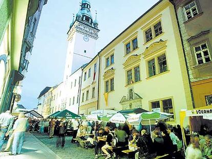 Terrazas en la calle de Radnicka, en el centro histórico de Brno, en las inmediaciones del Ayuntamiento.