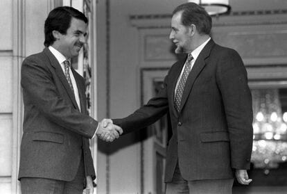 José María Aznar (izquierda) recibe en el Palacio de la Moncloa a Julio Anguita, en 1998.