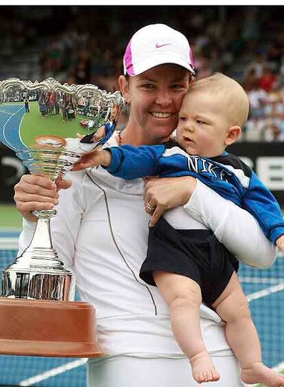 Davenport, con el trofeo de Auckland y su hijo en brazos.