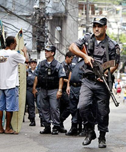 Policías brasileños patrullan en la favela de Rocinha.