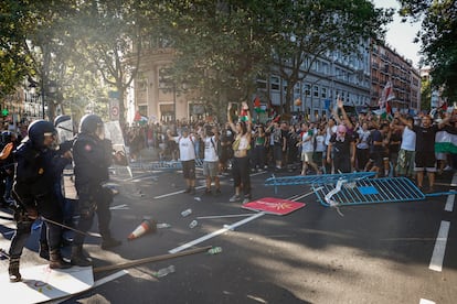 Los manifestantes propalestinos cortan el recorrido de los ciclistas en el Paseo del Prado, este domingo, durante la última etapa de La Vuelta a España.