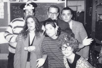 Fey y Poehler (abajo a la derecha) posan junto a su grupo de improvisación a mediados de los noventa.