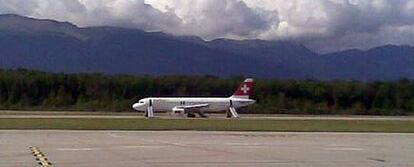 El avión, con las rampas de evacuación bajadas tras el aterrizaje de emergencia en el aeropuerto de Ginebra.