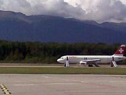 El avión, con las rampas de evacuación bajadas tras el aterrizaje de emergencia en el aeropuerto de Ginebra.