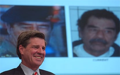 Paul Bremer anuncia la captura de Sadam Husein.