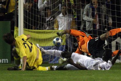 Uno de los puntos de inflexión de la temporada llega en Alcorcón. El Real Madrid cae estrepitosamente en la Copa del Rey ante el equipo de Segunda B después de ser goleado en la ida (4-0) y no ser capaz de remontar la eliminatoria en el Bernabéu. El 'Alcorconazo' corona un mes de octubre negro para Pellegrini, en el que el cese del técnico chileno parece más cercano que nunca.