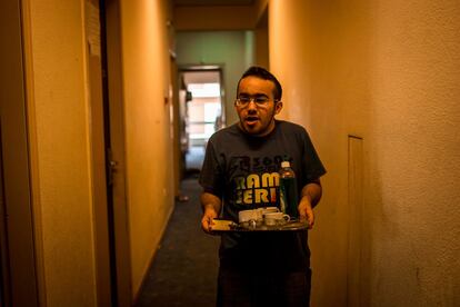 Salah, de 24 años, recoge los platos de la habitación que comparte con su hermano y su madre. Fue criado en Alepo con sus cinco hermanos. Desde que nació, Salah tiene una discapacidad física.