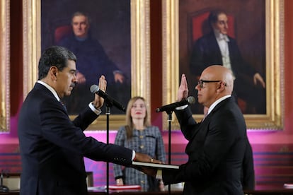 Nicols Maduro jura su cargo ante el presidente de la Asamblea Nacional, Jorge Rodrguez, en Caracas.