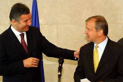 El primer ministro de Montenegro, Milo Djukanovic (izquierda), y Olli Rehn, comisario de Ampliación, ayer en Bruselas.