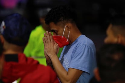 Un hombre reza durante su llegada a Venezuela. Los venezolanos fueron enviados a El Salvador en marzo después de que el presidente Trump invocara la Ley de Enemigos Extranjeros de 1798, que permite deportar rápidamente a extranjeros que planteen un desafío a la seguridad del país, sin respetar los procedimientos normales de inmigración. 