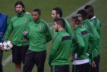 El delantero brasileño del Milan Robinho y sus compañeros participan en una sesión de entrenamiento para el partido de ida de cuartos de final de la Liga de Campeones ante el Atlético de Madrid.