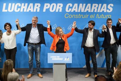 El presidente del Gobierno de canarias, Fernando Clavijo (d), junto a los candidatos de Coalición Canaria al Senado por la isla de Tenerife, María de la O Gaspar (i) y Francisco Linares (2d); y los candidatos de la formación nacionalista al Congreso de los Diputados por Santa Cruz de Tenerife, Ana Oramas (c) y Carlos Alonso (2d), saluda a los simpatizantes que se dieron cita en el acto de presentación del Proyecto de Coalición Canaria para las próximas Elecciones Generales del 20 de diciembre.