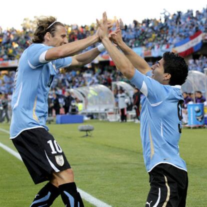 Forlán felicita por su gol a Luis Suárez.