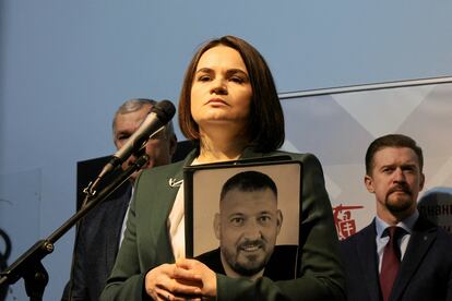 Svetlana Tijanóvskaya, con un retrato de Serguéi Tijanovski, su marido encarcelado, el 26 de enero en Varsovia.