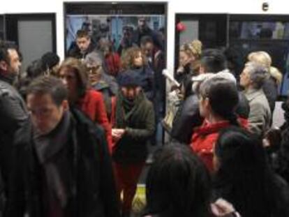 Los trabajadores de Metro de Madrid están convocados hoy a un nuevo paro de 24 horas que, en el turno de tarde, coincidirá con la tradicional Cabalgata de Reyes por el centro de la capital, aunque el comité de huelga se ha comprometido a cumplir los servicios mínimos fijados en el 80 por ciento.