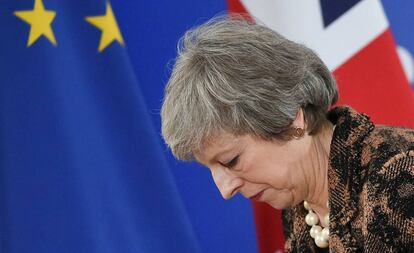 La primera ministra británica, Theresa May, abandona el Consejo Europeo, este viernes en Bruselas.