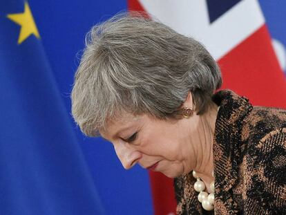 La primera ministra británica, Theresa May, abandona el Consejo Europeo, este viernes en Bruselas.