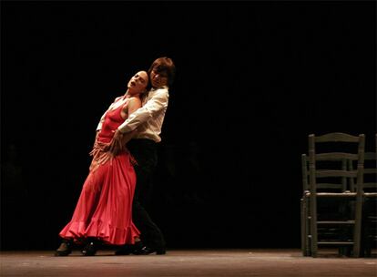 El argumento de la Carmen de Gades (redactado al alimn con Saura) recurre a una figuracin de lo autobiogrfico, una sutil implicacin realista que sirve para traer la escena a lo contemporneo, algo que suceda en la teatro-danza europea de aquellos das. El personaje Antonio (encarnado por Gades) es un director de compa?a enfrascado en el montaje de una Carmen de Bizet, cuando el libreto se torna guin de la vida. El xito inmediato de la pelcula le abri las puertas a la puesta teatral, pero la verdad es que hoy ballet y filme pueden ser vistos, interpretados y entendidos con total independencia. En el Festival de Cannes recibi el Premio a la Mejor Contribucin Artstica y en ese mismo 1984 fue candidata al Oscar a la mejor pelcula de habla no inglesa, una alfombra de plata a la puesta en escena. As, la compa?a de Antonio Gades vuelve a Pars ese 17 de mayo (antes, en la agitada temporada 1968-1969, haban actuado en el teatro de Variedades con un xito clamoroso).