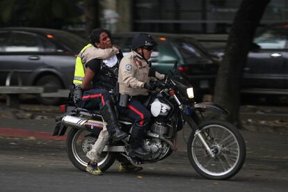 La polica detiene a un manifestante en Caracas durante las protestas contra el gobierno de Nicols Maduro.