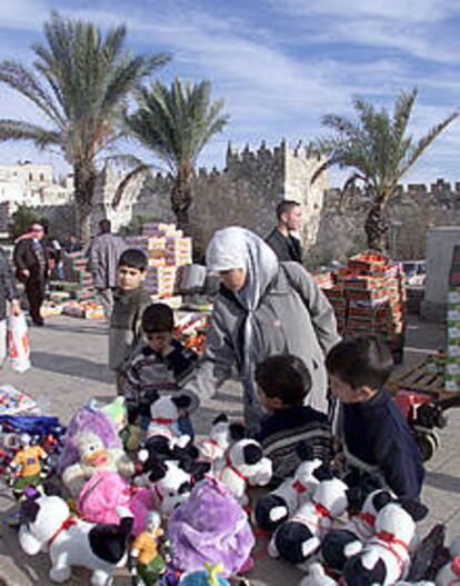 Una palestina compra juguetes en una calle de Jerusalén.