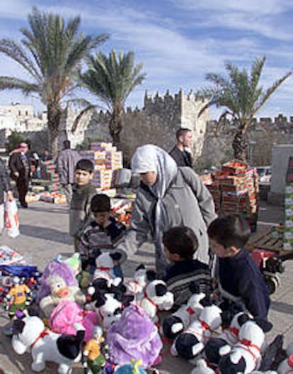 Una palestina compra juguetes en una calle de Jerusalén.