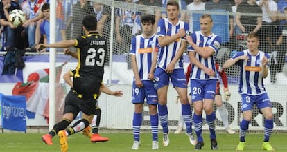 Casado lanza un disparo frente a la barrera del Alavés que defendía su portería. 