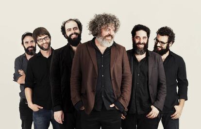 Los seis miembros de Egon Soda.
