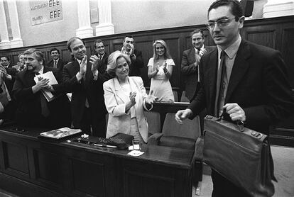 Alberto Ruiz-Gallardón, el 28 de junio de 1995, durante su investidura como presidente, con Cristina Cifuentes detrás.
