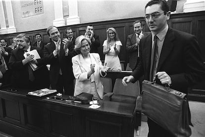 Alberto Ruiz-Gallardón, el 28 de junio de 1995, durante su investidura como presidente, con Cristina Cifuentes detrás.