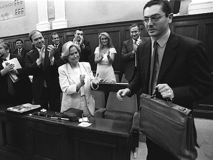 Alberto Ruiz-Gallardón, el 28 de junio de 1995, durante su investidura como presidente, con Cristina Cifuentes detrás.