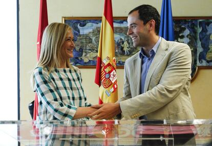 Cristina Cifuentes, del Partido Popular, e Ignacio Aguado, de Ciudadanos, firman en la Asamblea de Madrid el acuerdo para que Cifuentes presida la Comunidad de Madrid, el 19 de junio de 2015. 