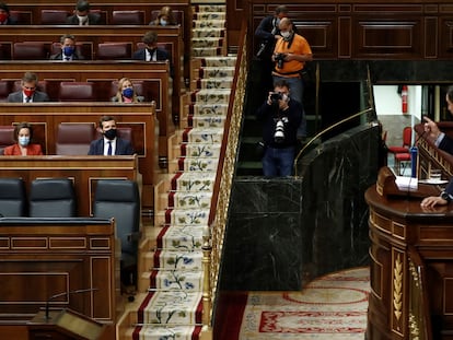 El líder de Vox, Santiago Abascal, se dirige al del PP, Pablo Casado, sentado en su escaño, durante el debate de la moción de censura.