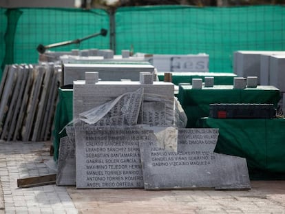 Destrucción de placas con los nombres de los fusilados por el franquismo, retiradas del Memorial histórico inacabado en el cementerio de la Almudena.