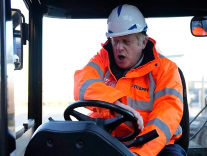 Boris Johnson conducía una carretilla elevadora, el pasado enero en el puerto de Tilbury.