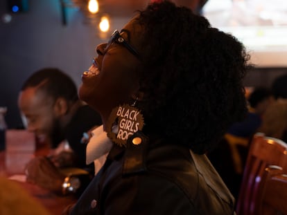 Una mujer celebra la victoria de Joe Biden en el bar Sweet Aubur, en Clayton (Atlanta).