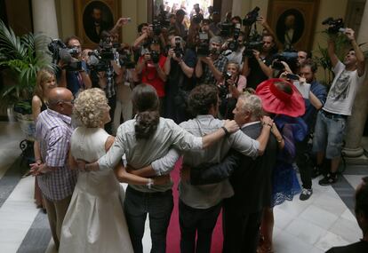 Pablo Iglesias y Kichi posan con una pareja de novios recién casados.