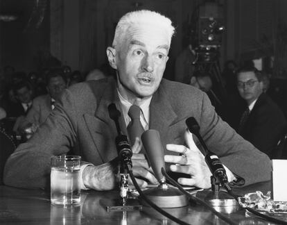 El escritor Dashiell Hammett, en una sesión del Comité de Actividades Antiestadounidenses, en Washington.