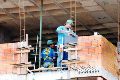 Funcionários em uma obra em Brasília.