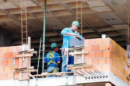 Funcion&aacute;rios em uma obra em Bras&iacute;lia.