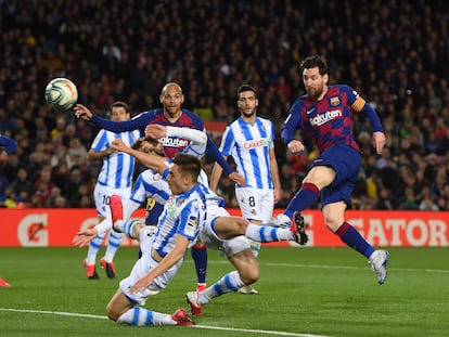 Messi dispara entre varios jugadores de la Real Sociedad.