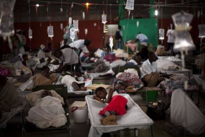 Enfermos de cólera reciben tratamiento ayer en un polideportivo reconvertido en hospital en Cabo Haitiano.
