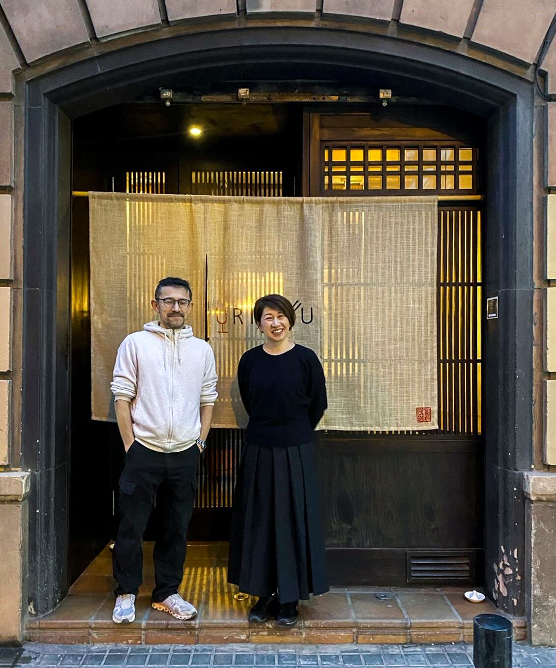 Taka i Kana a la porta del restaurant Uribou.
