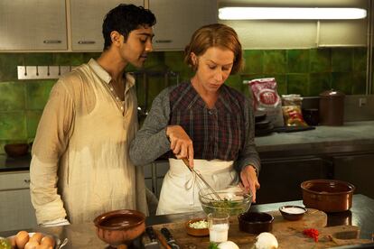 Manish Dayal y Helen Mirren en una imagen de la película 'Un viaje de diez metros', de Lasse Hallström (2014), basada en el libro de Richard C. Morais.